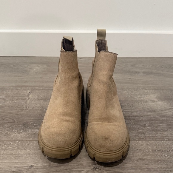 Howler Boot in Sand Suede
STEVE MADDEN - Picture 3 of 5